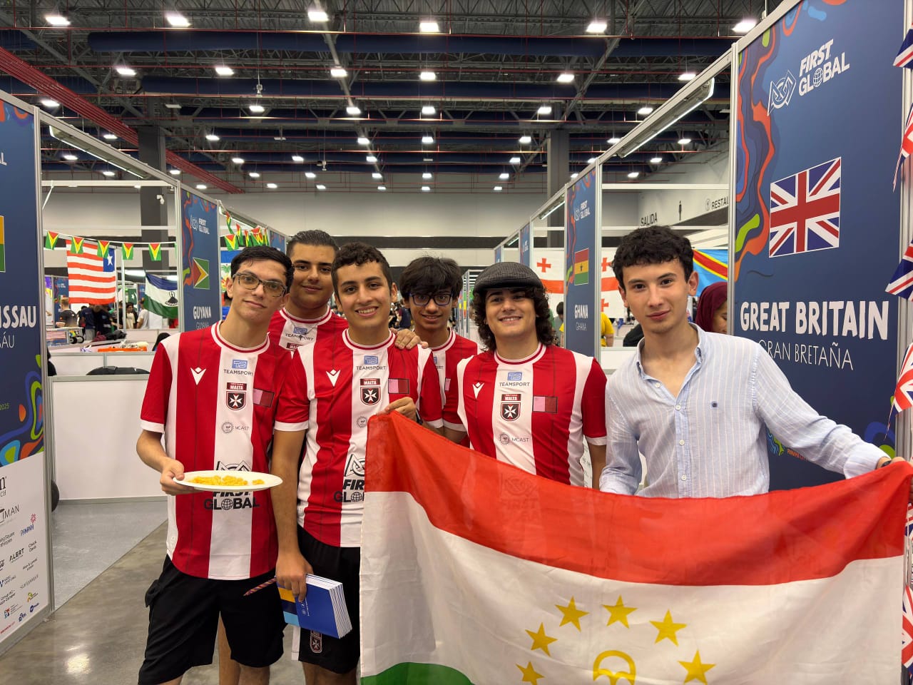 🌍🤖 Гордость школы!  Наш ученик Мухиддинов Амирджон достойно представляет нашу страну на Международной олимпиаде по робототехнике FIRST Global, которая проходит в городе Панама 🇵🇦!